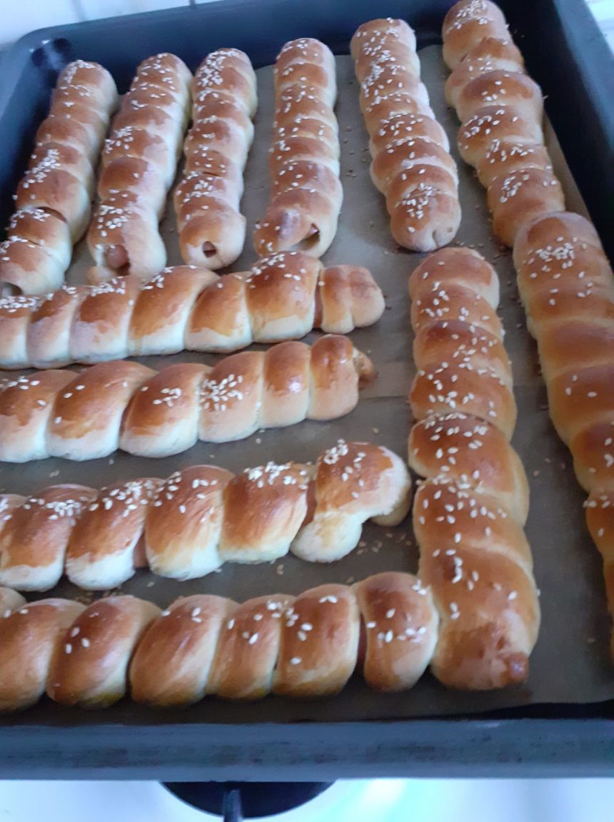 Minkštos bandelės su dešrelėmis iš turkiškos mielinės tešlos