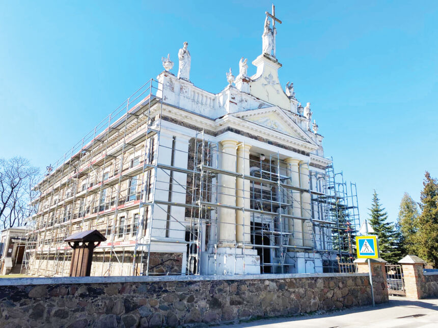 Kviečia aukoti bažnyčios stogo remontui